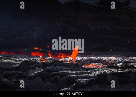 lava vulcanica fluente incandescente nel vulcano Foto Stock