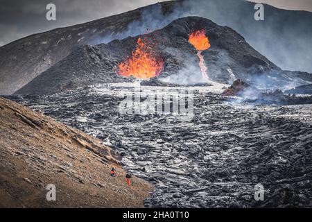 due calderas vulcaniche in eruzione Foto Stock