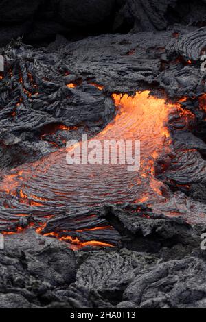 lava vulcanica fluente incandescente nel vulcano Foto Stock
