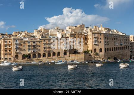 Pittoreschi edifici sul lungomare di Senglea. Una delle tre città nell'area del Grand Harbour, Senglea, Malta, Europa Foto Stock