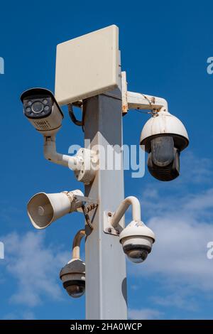 Gruppo di telecamere cctv e altoparlante su palo in metallo in primo piano Foto Stock