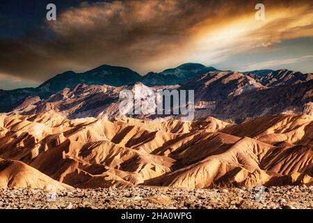 Le montagne intorno al Death Valley National Park, California, scendono fino al fondo della valle. Foto Stock