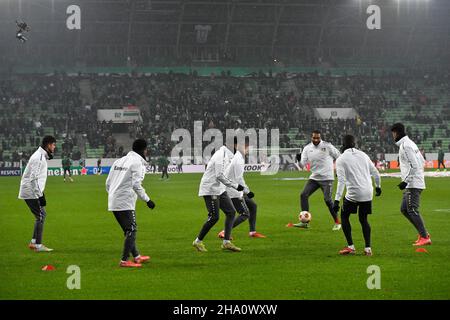 Budapest, Ungheria. 09th Dic 2021. Calcio: Europa League, Ferencvaros - Bayer Leverkusen, Group Stage, Group G, Matchday 6 alla Groupama Arena. I giocatori di Leverkusen si riscaldano prima della partita. Credit: Marton Monus/dpa/Alamy Live News Foto Stock