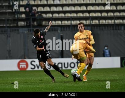 Zaporizhzhia, Ucraina. 09th Dic 2021. ZAPORIZHZHIA, UCRAINA - 9 DICEMBRE 2021 - i giocatori di FC Zorya Luhansk (kit nero) e FK Bodo/Glimt (kit giallo) sono visti in azione durante il Matchday 6 del gruppo C della UEFA Europa Conference League 2021/2022 alla Slavutych Arena, Zaporizhzhia, Ucraina sudorientale. Credit: Ukrinform/Alamy Live News Foto Stock