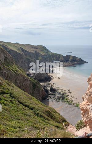 La Grande Greve Bay e vista delle scogliere di Sark da la Coupée, Sark, Isole del canale Foto Stock