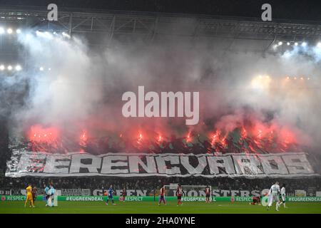 Budapest, Ungheria. 09th Dic 2021. Calcio: Europa League, Ferencvaros - Bayer Leverkusen, fase di gruppo, Gruppo G, giorno 6 alla Groupama Arena. I fan di Ferencvaros bruciano bengalos negli stand. Credit: Marton Monus/dpa/Alamy Live News Foto Stock