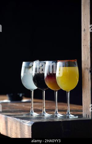 Quattro bicchieri di vino ripieni di quattro diversi tipi di bevande, Tijuana, Baja California, Messico. Foto Stock