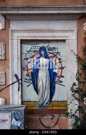 Roma, Italia. 09th Dic 2021. La Vergine Maria “Madre” è vista disegnata su un muro, come l’ultima opera dell’artista di strada Harry Grab realizzata nel centro di Roma in occasione dell’annuale Festa dell’Immacolata Concezione. (Foto di Stefano Costantino/SOPA Images/Sipa USA) Credit: Sipa USA/Alamy Live News Foto Stock