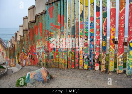 Una sezione del Muro che separa gli Stati Uniti dal Messico. La vista/angolo è dal lato messicano del muro. Foto Stock