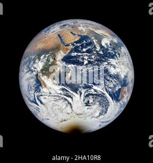 DSCOVR Spacecraft, spazio esterno. 06 dicembre 2021. L'eclissi solare totale che mostra l'umbra, l'ombra oscura e interna sull'Antartide, vista dallo strumento EPIC sulla navicella spaziale DSCOVR a 1,5 milioni di chilometri dalla Terra 4 dicembre 2021. Credit: NASA/NASA/Alamy Live News Foto Stock