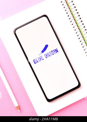 West Bangal, India - 05 dicembre 2021 : Blue Origin logo on phone screen stock image. Foto Stock