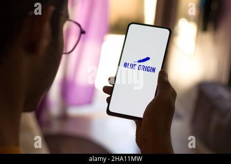 West Bangal, India - 05 dicembre 2021 : Blue Origin logo on phone screen stock image. Foto Stock