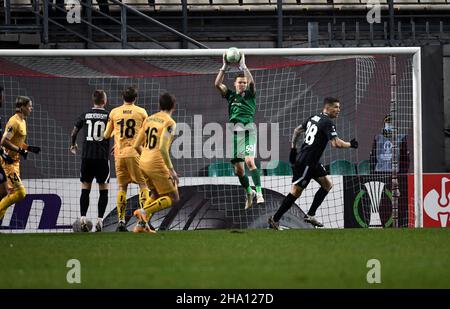 Zaporizhzhia, Ucraina. 09th Dic 2021. ZAPORIZHZHIA, UCRAINA - 9 DICEMBRE 2021 - il portiere Dmytro Matsapura del FC Zorya Luhansk cattura la palla durante il 2021/2022 UEFA Europa Conference League Matchday 6 Group C gioco contro FK Bodo/Glimt alla Slavutych Arena, Zaporizhzhia, Ucraina sudorientale. Credit: Ukrinform/Alamy Live News Foto Stock