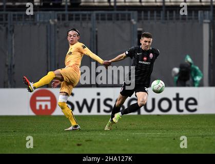 Zaporizhzhia, Ucraina. 09th Dic 2021. ZAPORIZHZHIA, UCRAINA - 9 DICEMBRE 2021 - i giocatori di FC Zorya Luhansk (kit nero) e FK Bodo/Glimt (kit giallo) sono visti in azione durante il Matchday 6 del gruppo C della UEFA Europa Conference League 2021/2022 alla Slavutych Arena, Zaporizhzhia, Ucraina sudorientale. Credit: Ukrinform/Alamy Live News Foto Stock