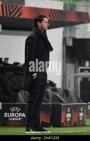 Budapest, Ungheria. 09th Dic 2021. Calcio: Europa League, Ferencvaros - Bayer Leverkusen, Group Stage, Group G, Matchday 6 alla Groupama Arena. Il coach di Leverkusen Gerardo Seoane segue la partita. Credit: Marton Monus/dpa/Alamy Live News Foto Stock