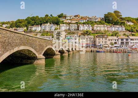Il ponte classificato di grado II sul fiume East Looe con abitazioni in collina e negozi di East Looe - Looe, Cornwall, Regno Unito. Foto Stock