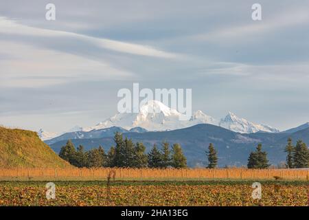 Mount Baker nello stato di Washington visto dalla Fraser Valley nella Columbia Britannica. Monte Baker vulcano in autunno Foto Stock