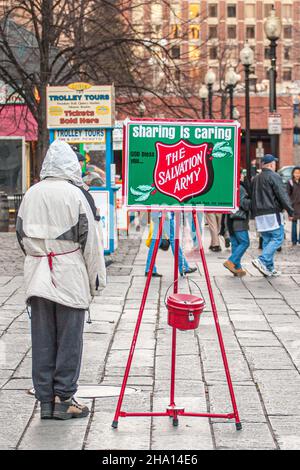 L'Esercito della salvezza raccoglie donazioni al Quincy Market nel centro di Boston, ma Foto Stock