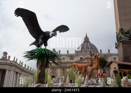 Vaticano. 09th Dic 2021. Una statua di un uccello vista in piazza San Pietro.una rassegna stampa della Natività, della regione di Huancavelica, in Perù, di un albero di Natale di 113 anni, e di 28 metri, che è un dono della città di Andalo in Trentino Alto Adige, Italia nord-orientale, Che adorna Piazza San Pietro in Vaticano. Il presepio e l'albero di Natale saranno illuminati durante una cerimonia il 10 dicembre. Credit: SOPA Images Limited/Alamy Live News Foto Stock