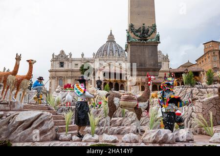 Vaticano. 09th Dic 2021. In piazza San Pietro sono visibili statue.una rassegna stampa della Natività, della regione di Huancavelica, in Perù, di un albero di Natale di 113 anni, alto 28 metri, dono della città di Andalo in Trentino Alto Adige, Italia nord-orientale, Che adorna Piazza San Pietro in Vaticano. Il presepio e l'albero di Natale saranno illuminati durante una cerimonia il 10 dicembre. Credit: SOPA Images Limited/Alamy Live News Foto Stock