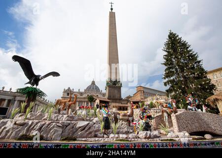 Vaticano. 09th Dic 2021. Vista generale dell'albero di Natale adornato e monumento a Piazza San Pietro. Anteprima stampa della scena della Natività, dalla regione di Huancavelica, in Perù, di un albero di Natale che è 113 anni, e 28 metri-alto, Che è un dono della città di Andalo in Trentino Alto Adige-Alto Adige, Italia nord-orientale, che adorna Piazza San Pietro in Vaticano. Il presepio e l'albero di Natale saranno illuminati durante una cerimonia il 10 dicembre. Credit: SOPA Images Limited/Alamy Live News Foto Stock