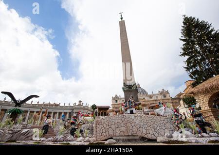 Vaticano. 09th Dic 2021. Vista generale dell'albero di Natale adornato e monumento a Piazza San Pietro. Anteprima stampa della scena della Natività, dalla regione di Huancavelica, in Perù, di un albero di Natale che è 113 anni, e 28 metri-alto, Che è un dono della città di Andalo in Trentino Alto Adige-Alto Adige, Italia nord-orientale, che adorna Piazza San Pietro in Vaticano. Il presepio e l'albero di Natale saranno illuminati durante una cerimonia il 10 dicembre. Credit: SOPA Images Limited/Alamy Live News Foto Stock