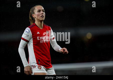 Londra, Regno Unito. 09th Dic 2021. LIA Walti (13 Arsenal) durante la partita UEFA Womens Champions League Group C tra Arsenal e Barcellona all'Emirates Stadium di Londra, Inghilterra. Liam Asman/SPP Credit: SPP Sport Press Photo. /Alamy Live News Foto Stock