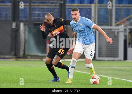 Roma, Italia. 09th Dic 2021. Sergej Milinkovic-Savic (SS Lazio) Marcao (Galatasaray) durante la partita di football della UEFA Europa League tra SS Lazio e Galatasaray presso lo Stadio Olimpico di Roma il 09 dicembre 2021. Credit: Independent Photo Agency/Alamy Live News Foto Stock