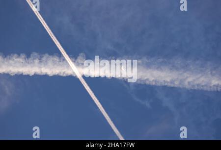 Due percorsi bianchi da aerei commerciali, luna bianca vicino - chemtrails cospirazione teoria concetto Foto Stock