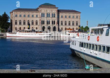 Stoccolma, Svezia - 11 giugno 2020: Il Museo Nazionale della Svezia a Stoccolma visto dall'altra parte dell'acqua con barche in primo piano e Kaknastower Foto Stock