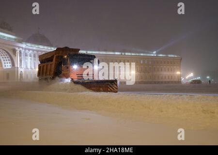 Tempesta di neve in città. I dumper da neve lavorano di notte durante la stagione invernale, i Blizzards puliscono le strade Foto Stock