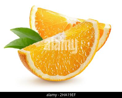 fette arancioni con foglie isolate su sfondo bianco. Foto Stock