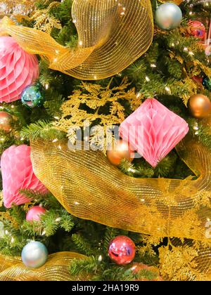 Estremo primo piano di decorazioni su albero di Natale Foto Stock