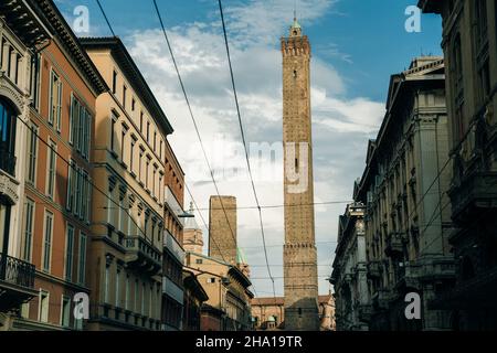 Torre Asinelli, una delle attrazioni principali di Bologna, Italia. Foto di alta qualità Foto Stock