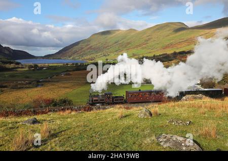 Il gallese Pony si avvicina a Rhyd DDU sulla Welsh Highland Railway. Foto Stock