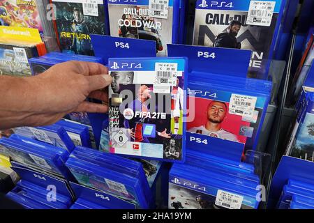 Display del negozio riempito con PlayStation 4 giochi per un home video della console di gioco. Foto Stock