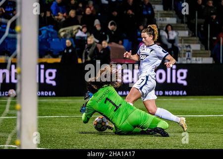 Koege, Danimarca. 10th Nov 2021. Chantal Hagel (7) di TSG 1899 Hoffenheim e portiere Kaylan Marckese (1) di HB Koege visto nella UEFA Women's Champions League partita tra HB Koege Hoffenheim a capelli Sport Stadion a Koege. (Photo Credit: Gonzales Photo/Alamy Live News Foto Stock