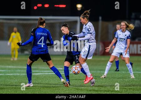 Koege, Danimarca. 10th Nov 2021. Nicole Billa (16) di TSG 1899 Hoffenheim e Sarah Jankovska (11) di HB Koege visto nella UEFA Women's Champions League partita tra HB Koege e Hoffenheim a capelli Sport Stadion a Koege. (Photo Credit: Gonzales Photo/Alamy Live News Foto Stock