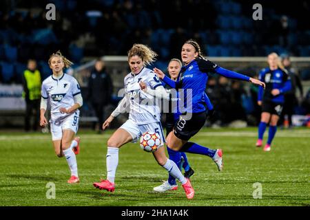 Koege, Danimarca. 10th Nov 2021. Luana Buehler (5) di TSG 1899 Hoffenheim e Cecilie Floee (13) di HB Koege visto nella partita UEFA Women's Champions League tra HB Koege e Hoffenheim allo Stadion dello sport a capelli di Koege. (Photo Credit: Gonzales Photo/Alamy Live News Foto Stock