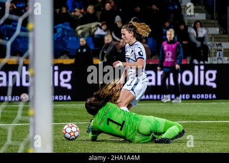 Koege, Danimarca. 10th Nov 2021. Chantal Hagel (7) di TSG 1899 Hoffenheim e portiere Kaylan Marckese (1) di HB Koege visto nella UEFA Women's Champions League partita tra HB Koege Hoffenheim a capelli Sport Stadion a Koege. (Photo Credit: Gonzales Photo/Alamy Live News Foto Stock