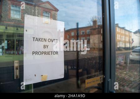 High Wycombe, Regno Unito. 9th dicembre 2021. Una presa in consegna da Proprietor segno in un ristorante chiuso in High Wycombe. Credit: Maureen McLean/Alamy Foto Stock