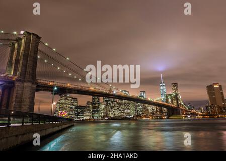 Vista di Lower Manhattan, dell'edificio World Trade One e del ponte di Brooklyn circostante, come si vede da Brooklyn, vicino al D.U.M.B.O. Foto Stock