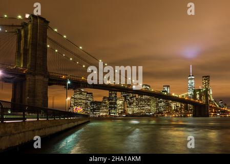 Vista di Lower Manhattan, dell'edificio World Trade One e del ponte di Brooklyn circostante, come si vede da Brooklyn, vicino al D.U.M.B.O. Foto Stock