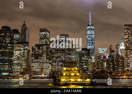 Vista di Lower Manhattan, dell'edificio World Trade One e del ponte di Brooklyn circostante, come si vede da Brooklyn, vicino al D.U.M.B.O. Foto Stock