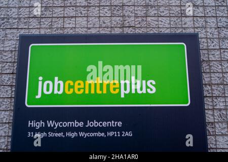 High Wycombe, Regno Unito. 9th dicembre 2021. JobCenterPlus in High Wycombe. L'impatto finanziario su molte famiglie del Covid-19 Pandemic continua come lavoro mentre le imprese hanno chiuso e libero lavoro si asciuga in su. Credit: Maureen McLean/Alamy Foto Stock