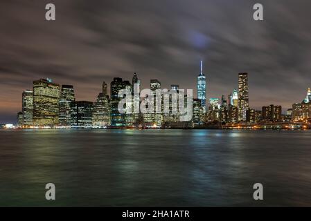 Vista di Lower Manhattan, dell'edificio World Trade One e del ponte di Brooklyn circostante, come si vede da Brooklyn, vicino al D.U.M.B.O. Foto Stock