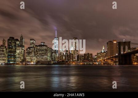 Vista di Lower Manhattan, dell'edificio World Trade One e del ponte di Brooklyn circostante, come si vede da Brooklyn, vicino al D.U.M.B.O. Foto Stock