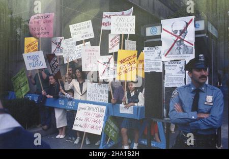 Stany Zjednoczone Ameryki Nowy Jork 09.1985. Wizyta premiera i przewodnicz¹cego Rady Pañstwa Polskiej Rzeczypospolitej Ludowej Wojciecha Jaruzelskiego w siedzibie Organizacji Narodów Zjednoczonych (25-27.09.1985). NZ. Promanifestacja pod polsk¹ misj¹ przy ONZ, skierowana przeciwko Jaruzelskiemu, odpowiedzialnemu za wprowadzenie w Polsce stanu wojennego (1981-1983), repressje wobec Polaków, likwidacjê NSZZ Solidarnoœæ. wb PAP/Jan Morek Dok³adny dzieñ wydarzenia nieustalony. Stati Uniti d'America New York Settembre 1985. Primo Ministro e capo del Consiglio di Stato del Peopl Foto Stock