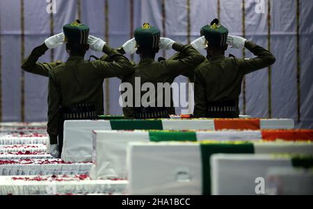 New Delhi, India. 09th Dic 2021. Gli ufficiali dell'esercito indiano salutano accanto alle bare contenenti i resti mortali del personale delle forze armate indiane che ha perso la vita in un incidente militare dell'aviazione militare mi-17V5 un giorno fa a Coonoor, nella zona di Tamil Nadu, Durante una cerimonia di tributo alla stazione di base dell'aria di Palam a Nuova Delhi. Credit: SOPA Images Limited/Alamy Live News Foto Stock