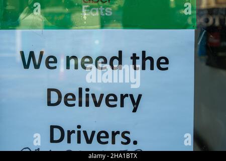 High Wycombe, Regno Unito. 9th dicembre 2021. I conducenti di consegne continuano a essere richiesti a seguito della Pandemia e della Brexit del Covid-19. Credit: Maureen McLean/Alamy Foto Stock